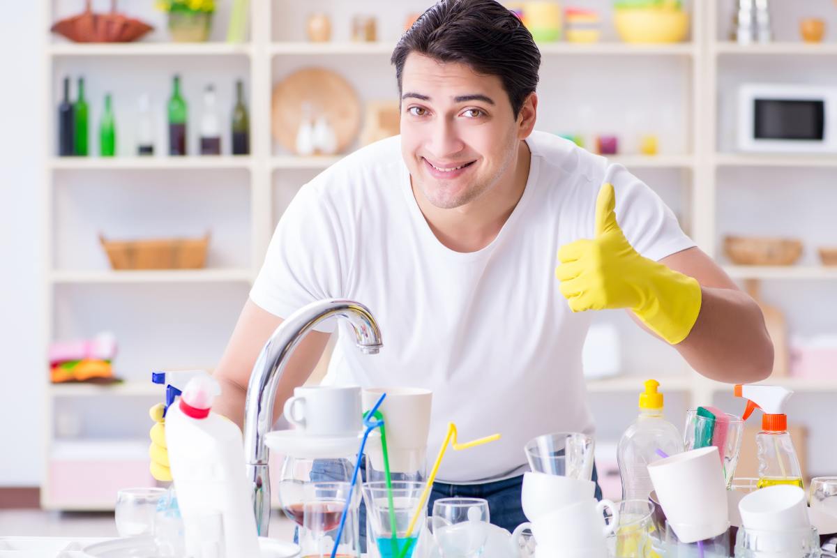 Lavare i piatti non è più uno stress se lo fai così: risparmi fatica e tempo