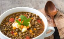 Ciotola con lenticchie, prezzemolo, verdure