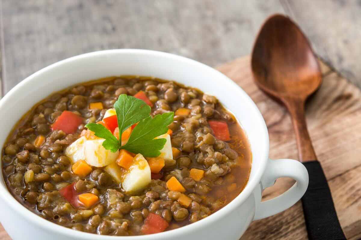 Ciotola con lenticchie, prezzemolo, verdure