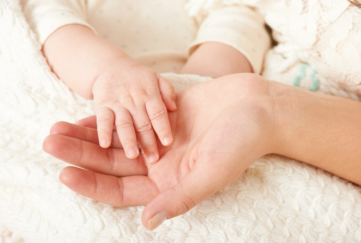 mani di madre e figlio