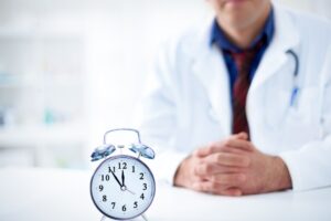 medico alla scrivania