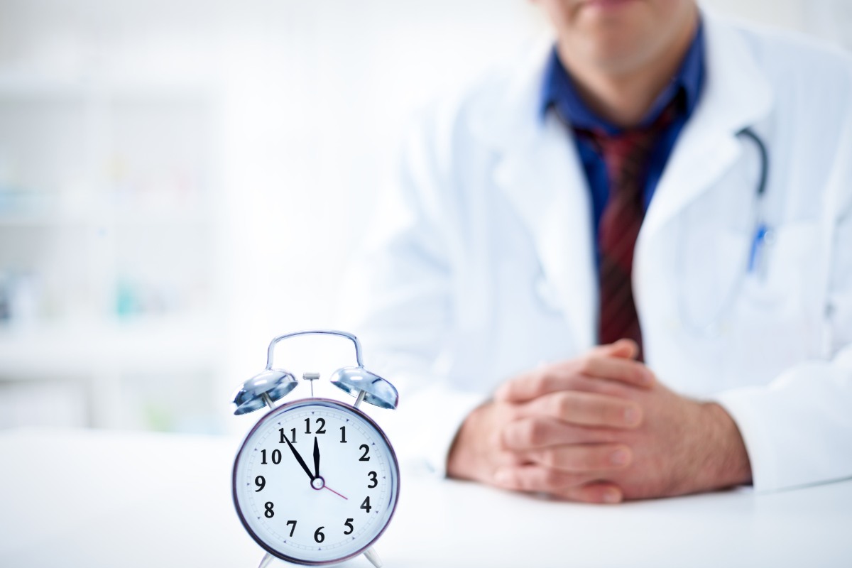 medico alla scrivania