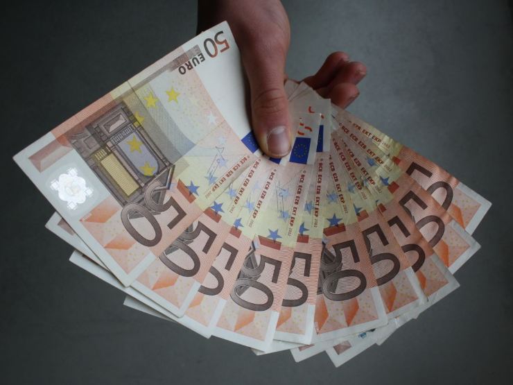 banconote 50 euro in mano