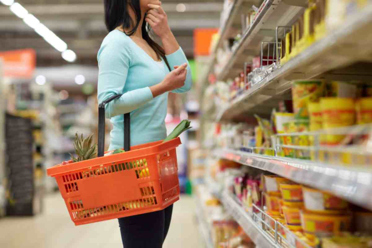 Donna che guarda prodotti al supermercato