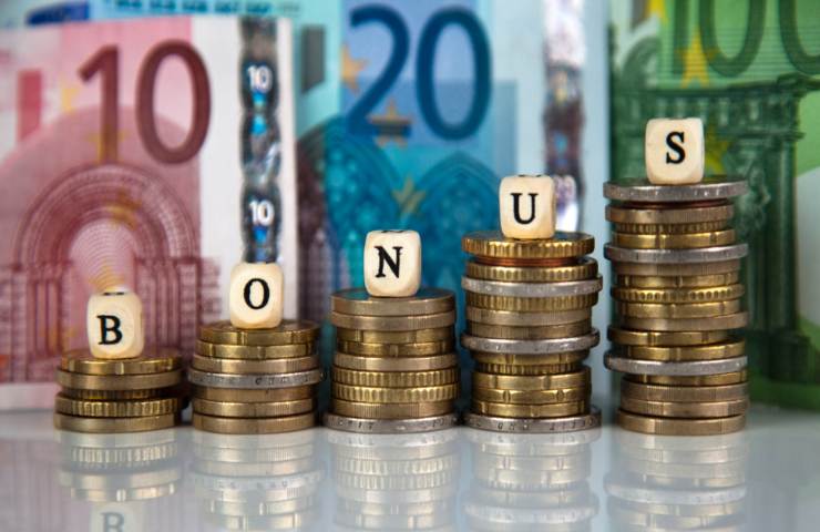 scala in monete di euro e scritta bonus
