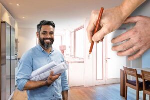 progetto di una casa e uomo con fogli in mano
