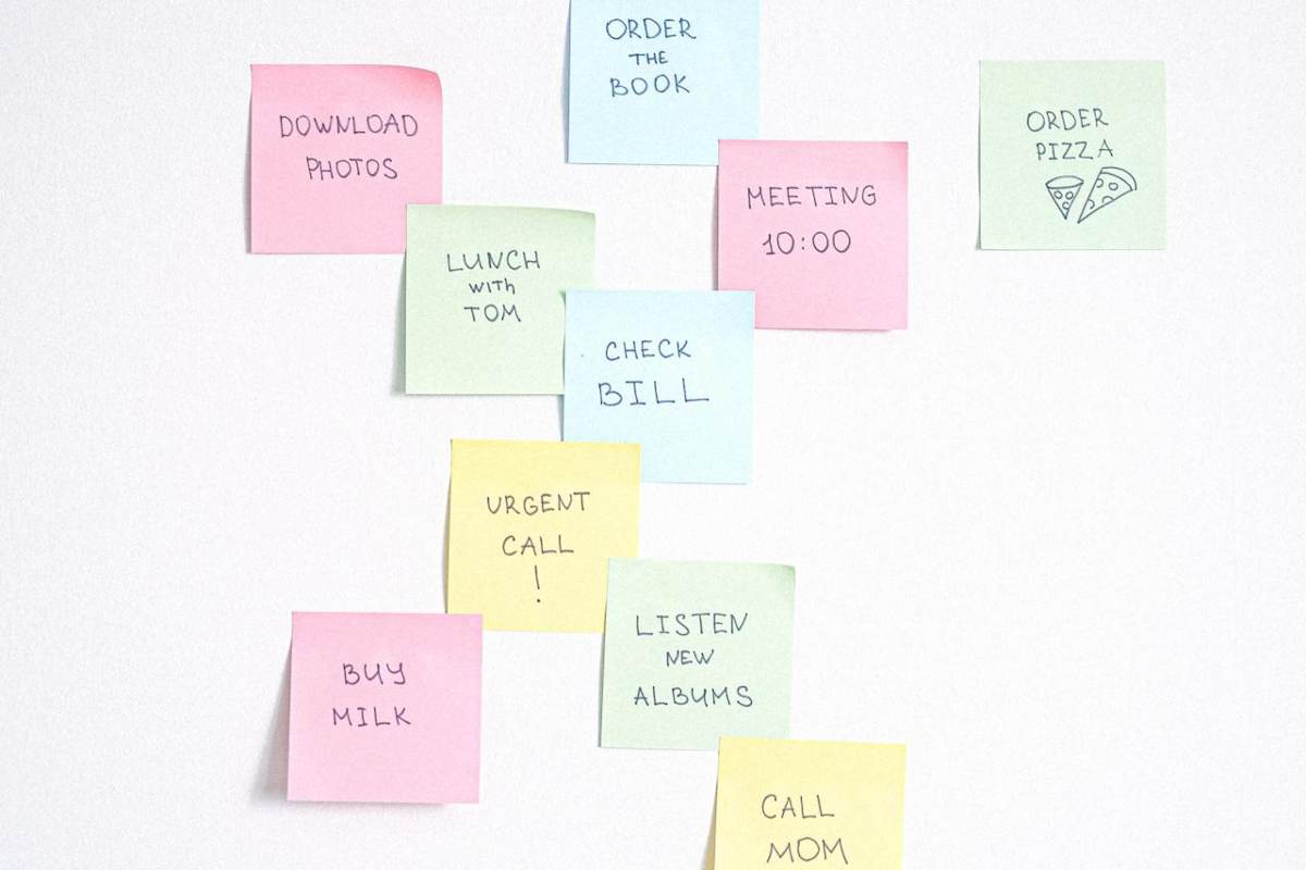 Post-it colorati appesi