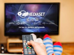 guardare la tv e logo mediaset