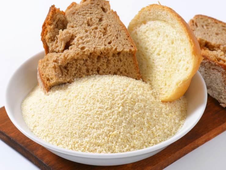 fette di pane secco e pan grattato
