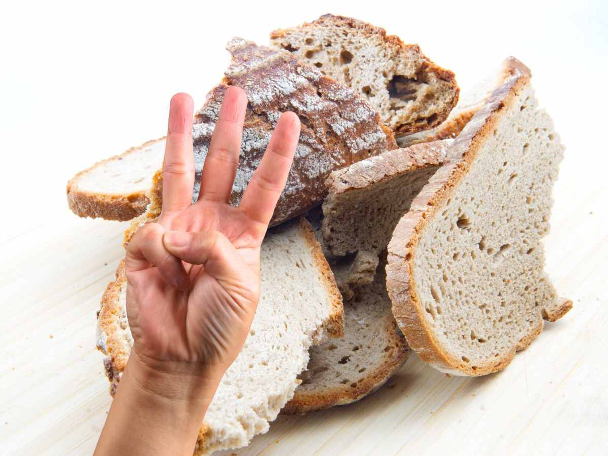 sfondo con pane secco e simbolo 3 con le dita