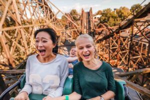 Due ragazze sulle montagne russe