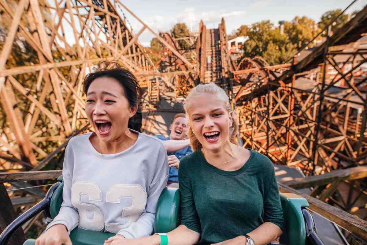 Due ragazze sulle montagne russe