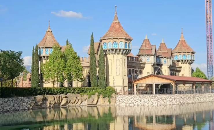 Scorcio di MagicLand con lago