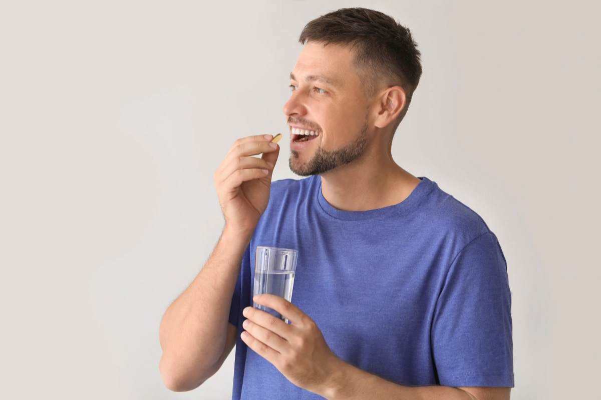 Uomo che prende una pasticca