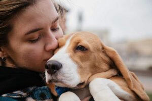 Donna che abbraccia un Beagle