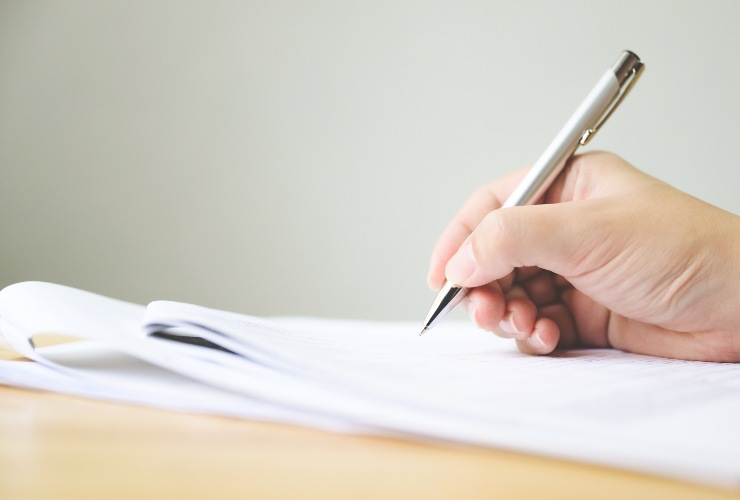 penna che scrive su un foglio