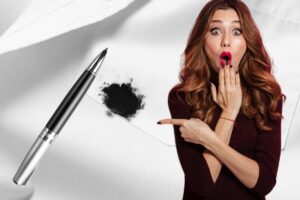 donna sorpresa indica macchia penna su camicia