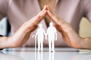mani giunte su due sagome di anziani