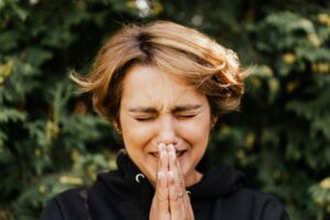 donna che piange con le mani congiunte davanti al viso