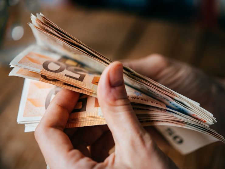 banconote euro in mano