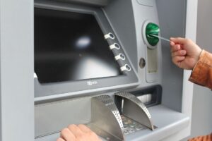 persona che preleva allo sportello automatico