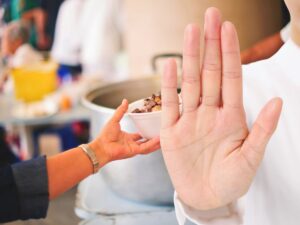 sfondo cibo dei meno abbienti e donna con mano fa alt