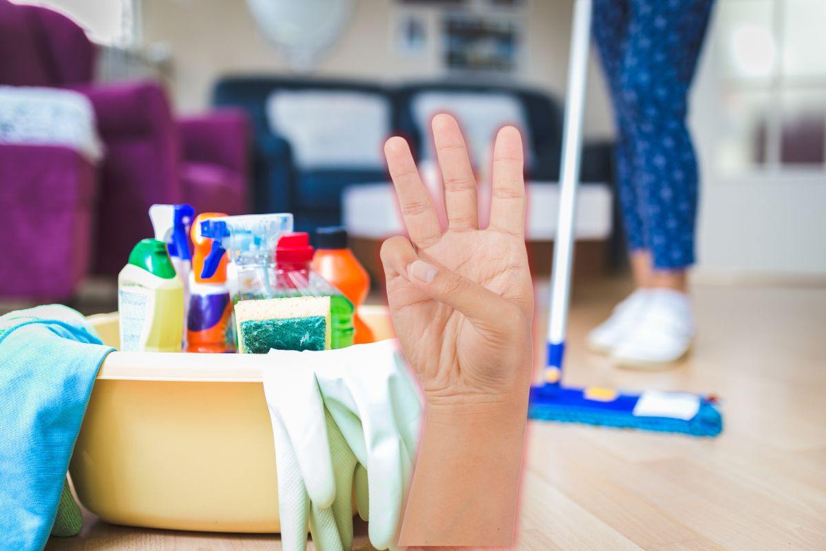 numero tre fatto con le dita della mano, e donna che pulisce
