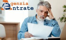 uomo legge documento