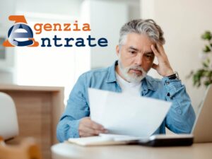 uomo legge documento