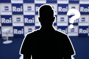 Sagoma persona davanti a sfondo panel Rai