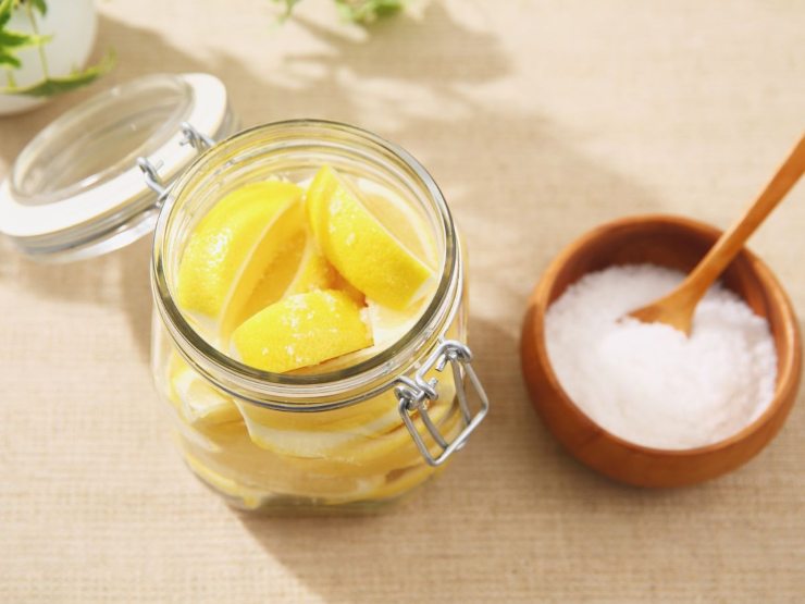 ciotola con sale e contenitore con limoni tagliati