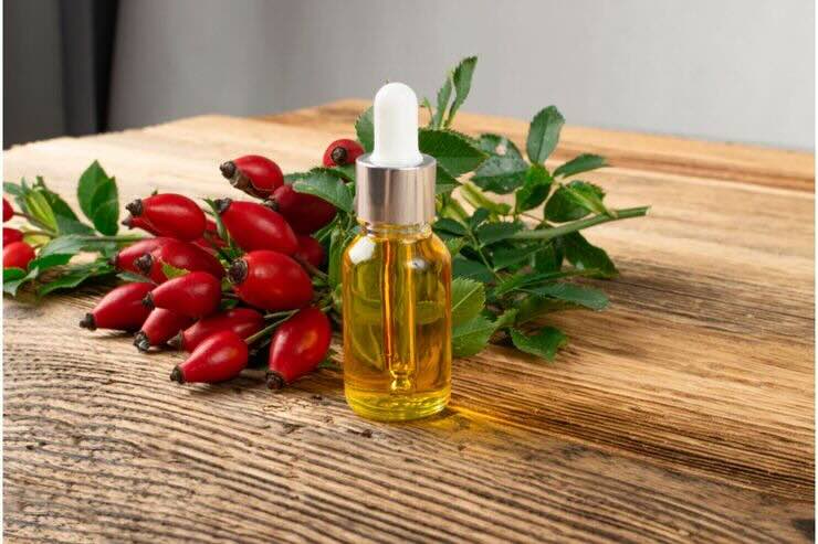 Boccetta con olio essenziale, bacche rosse