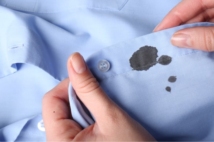 macchia inchiostro camicia azzurra