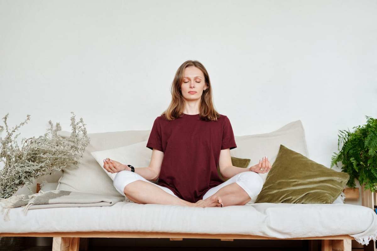 Ragazza che fa meditazione