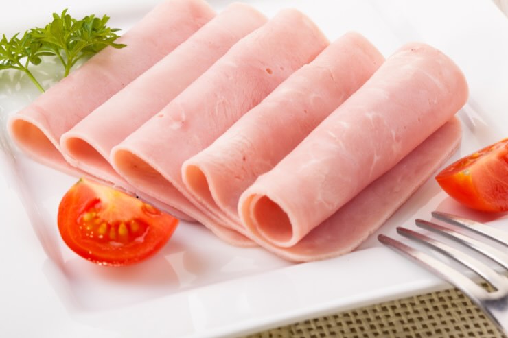 fette di prosciutto cotto e pomodori
