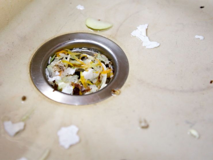 scarico del lavandino con residui di cibo