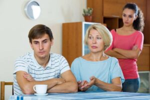 Due donne e un uomo imbronciati