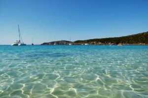 mare con acqua cristallina spiaggia tueredda sardegna