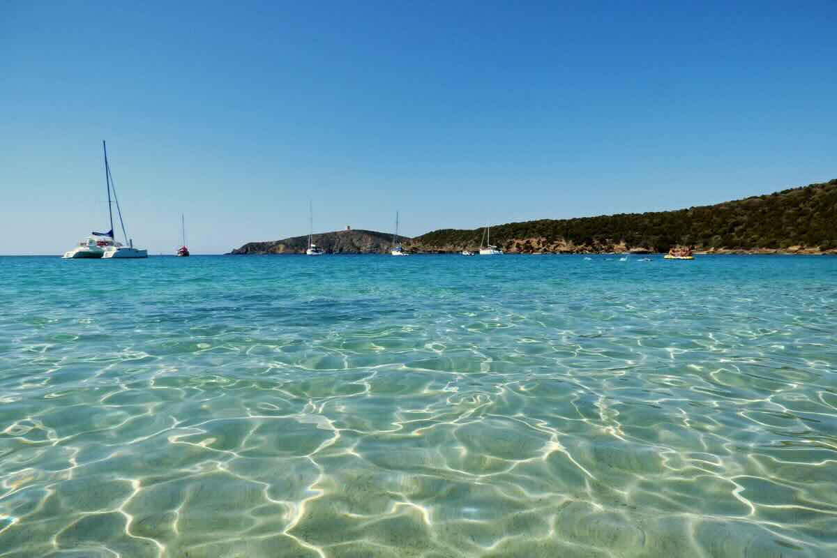 mare con acqua cristallina spiaggia tueredda sardegna