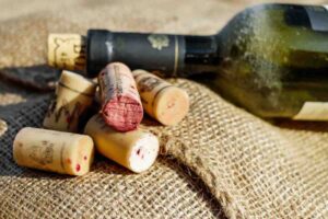 Tappi di sughero e bottiglia di vino