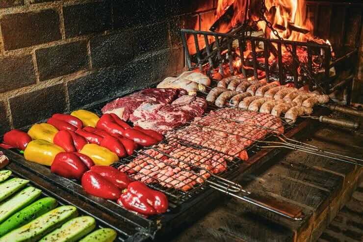 Carne e verdure sulla griglia, fuoco acceso
