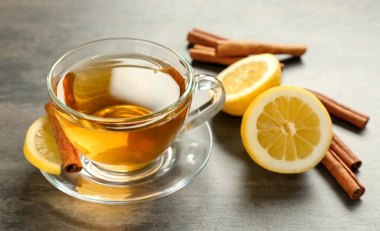 Tisana in una tazza, con limone