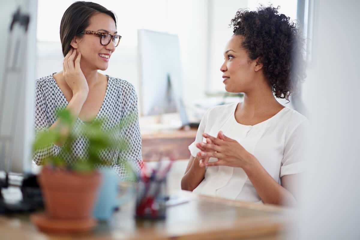 Ti tocchi sempre l’orecchio mentre parli? È comune farlo, ed ecco cosa rivela di te