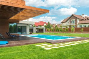 Piscina nel giardino di una casa