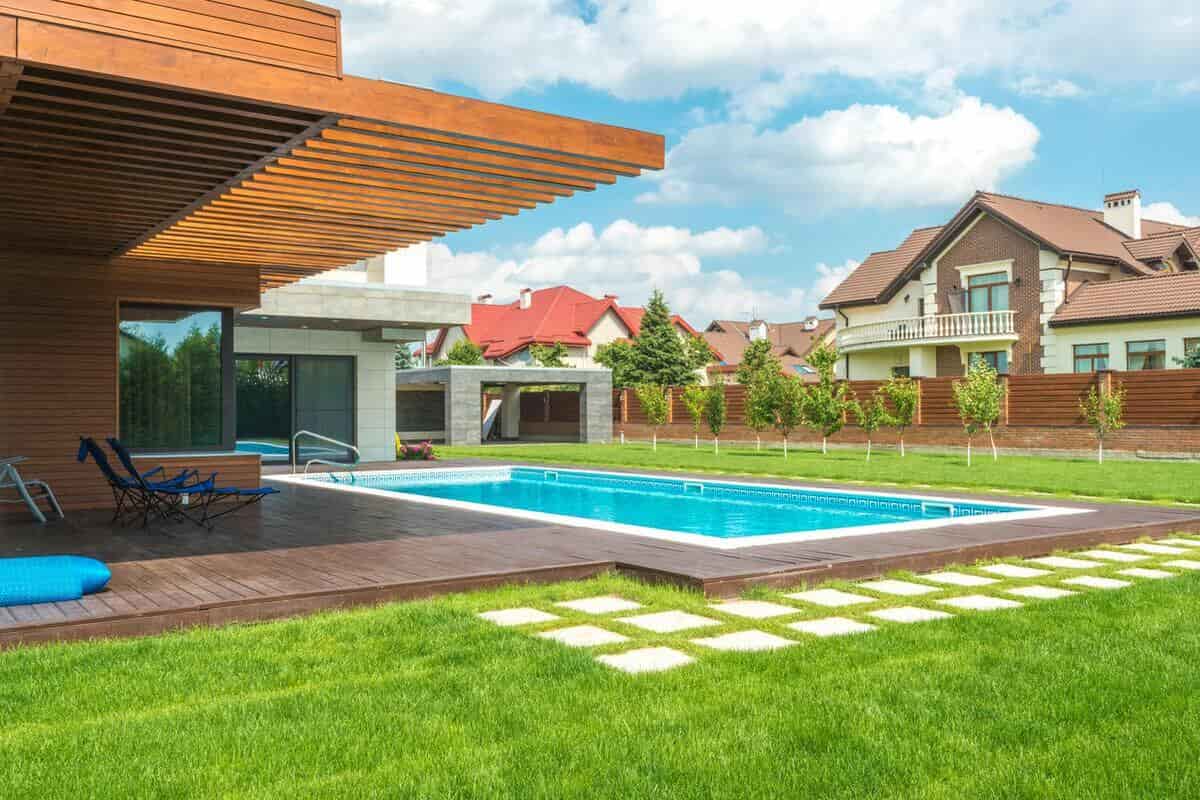 Non vedi l’ora di fare togliere il telo alla piscina? Ecco quando è il momento di riaprirla secondo gli esperti