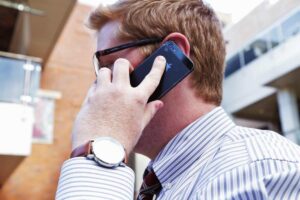 uomo al cellulare
