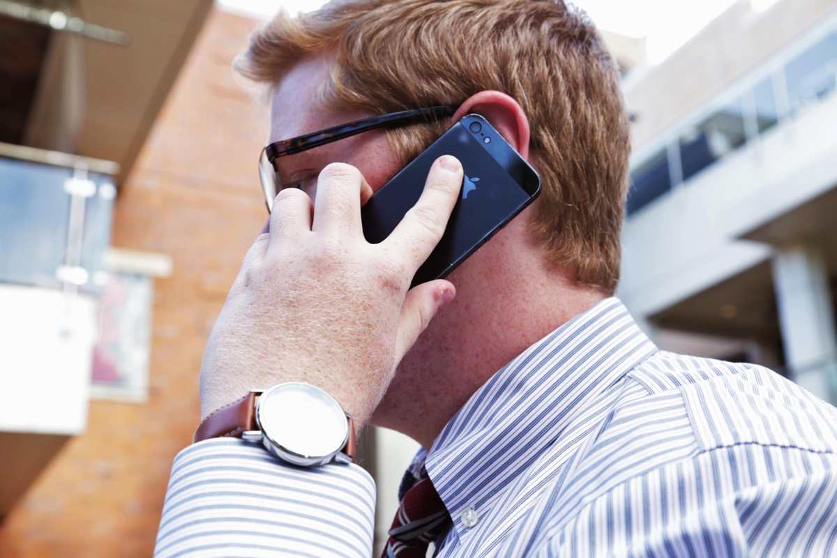 uomo al cellulare