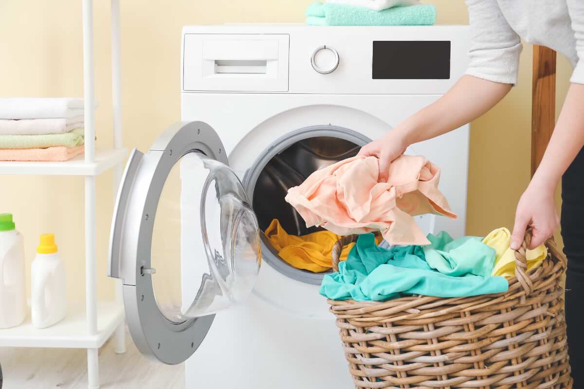 Hai sempre sbagliato a lavare questi vestiti in lavatrice: smettila subito o i rischi sono altissimi (anche per la salute)