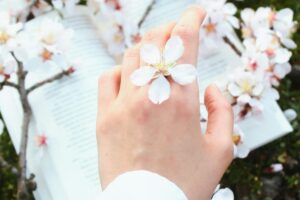 Mano con fiori
