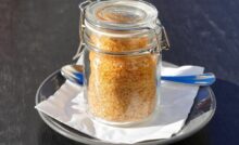 Barattolino di zucchero di canna con cucchiaino accanto